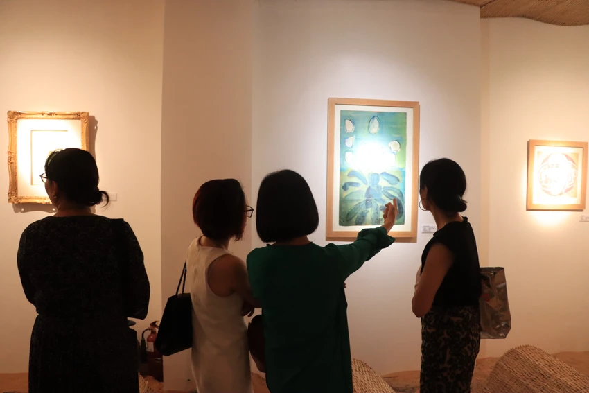 Khán giả thưởng lãm tranh. Khán giả thưởng lãm tranh.
