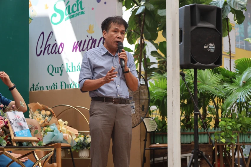 Nhà thơ Lê Minh Quốc chia sẻ tại chương trình