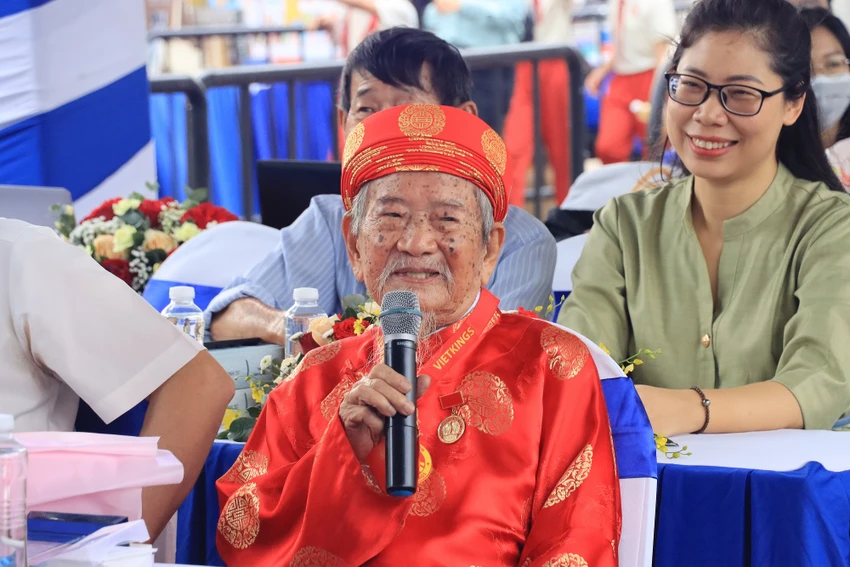 Nhà nghiên cứu Nguyễn Đình Tư chia sẻ tại chương trình. Nhà nghiên cứu Nguyễn Đình Tư chia sẻ tại chương trình.