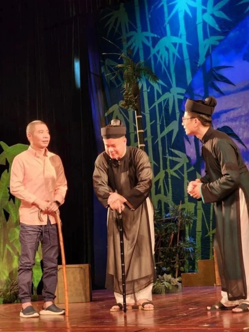 NSND Công Lý trở lại sân khấu kịch. NSND Công Lý trở lại sân khấu kịch.