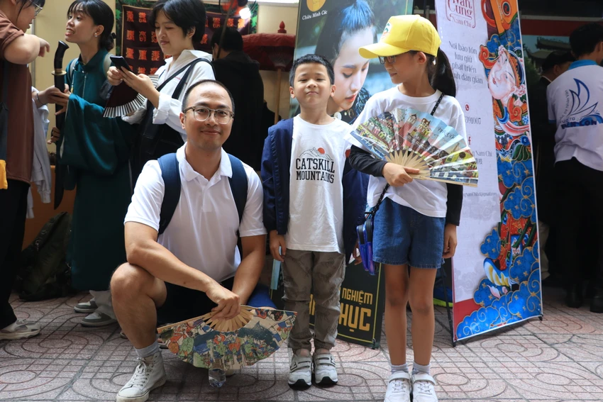 Không chỉ các bạn sinh viên, nhiều phụ huynh cũng hào hứng đưa con của mình đến tham gia ngày hội. Công tác trong ngành Giáo dục, anh Hồng Ngọc Chương đưa hai con đến với ngày hội để giới thiệu với các con về nét văn hoá của người Việt từ trang phục đến các hoạt động dân gian. "Đối với tôi, sau này những bạn trẻ phục dựng những trang phục cổ của người Việt mình rất tốt. Bên cạnh những bộ âu phục thì ngày nay mỗi người có thể lựa chọn những bộ Việt phục trong những dịp quan trọng. Với các con của mình tôi hi vọng một điều gì đó tương tự giống như vậy để các bạn nhìn nhận trang phục của người Việt một cách đầy đủ hơn, khuyến khích các bạn tìm hiểu các giá trị văn hoá của dân tộc"- anh Chương chia sẻ. Không chỉ các bạn sinh viên, nhiều phụ huynh cũng hào hứng đưa con của mình đến tham gia ngày hội. Công tác trong ngành Giáo dục, anh Hồng Ngọc Chương đưa hai con đến với ngày hội để giới thiệu với các con về nét văn hoá của người Việt từ trang phục đến các hoạt động dân gian. "Đối với tôi, sau này những bạn trẻ phục dựng những trang phục cổ của người Việt mình rất tốt. Bên cạnh những bộ âu phục thì ngày nay mỗi người có thể lựa chọn những bộ Việt phục trong những dịp quan trọng. Với các con của mình tôi hi vọng một điều gì đó tương tự giống như vậy để các bạn nhìn nhận trang phục của người Việt một cách đầy đủ hơn, khuyến khích các bạn tìm hiểu các giá trị văn hoá của dân tộc"- anh Chương chia sẻ.