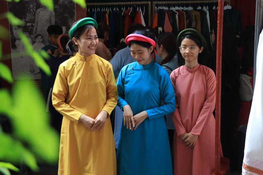 Các bạn nữ sinh duyên dáng trong những tà áo dài xưa Các bạn nữ sinh duyên dáng trong những tà áo dài xưa