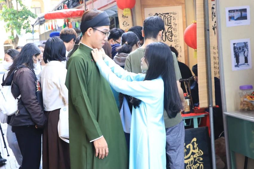Nguyễn Thị Uyên sinh viên năm 3 Khoa tâm lý học cùng người bạn của mình Nguyễn Thị Uyên sinh viên năm 3 Khoa tâm lý học cùng người bạn của mình