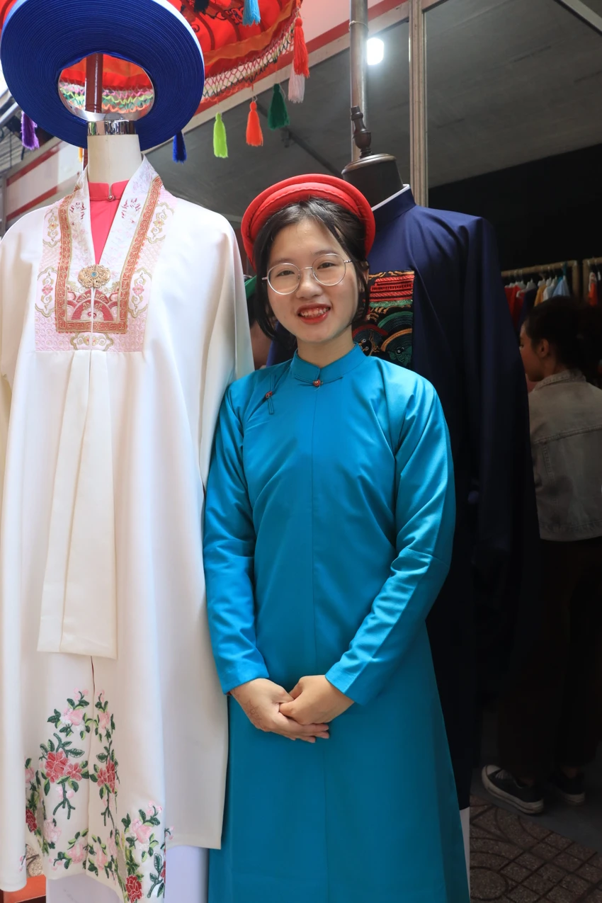 Bạn Nguyễn Thị Yến khoa Đông phương học, ĐH KHXH&NV, ĐHQG-HCM trong trang phục áo dài Bạn Nguyễn Thị Yến khoa Đông phương học, ĐH KHXH&NV, ĐHQG-HCM trong trang phục áo dài