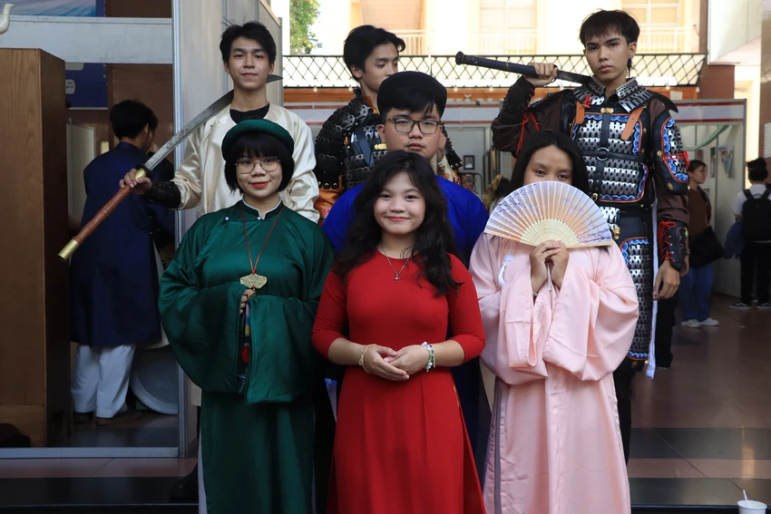 Lần đầu tiên đến tham gia ngày hội cùng bạn, Trương Lâm Nhật Tiến (giữa), sinh viên năm 3 ngành tâm lý của trường ĐH Văn Lang cho biết: "Em và các bạn rất hào hứng, ngạc nhiên, choáng ngợp với một chương trình lễ hội lớn như thế này và trang phục của mọi người hôm nay rất đẹp.. Chương trình này một phần nào đấy sẽ góp phần giúp cho các bạn genz hoài niệm về những loại trang phục xưa của cha ông và hiểu biết thêm về Việt phục gồm những trang phục như thế nào?Kiểu dáng ra làm sao? Cũng như văn hoá xưa của dân tộc Em cũng sẽ cố gắng để tuyên truyền và phổ biến hơn về trang phục truyền thống của dân tộc". Lần đầu tiên đến tham gia ngày hội cùng bạn, Trương Lâm Nhật Tiến (giữa), sinh viên năm 3 ngành tâm lý của trường ĐH Văn Lang cho biết: "Em và các bạn rất hào hứng, ngạc nhiên, choáng ngợp với một chương trình lễ hội lớn như thế này và trang phục của mọi người hôm nay rất đẹp.. Chương trình này một phần nào đấy sẽ góp phần giúp cho các bạn genz hoài niệm về những loại trang phục xưa của cha ông và hiểu biết thêm về Việt phục gồm những trang phục như thế nào?Kiểu dáng ra làm sao? Cũng như văn hoá xưa của dân tộc Em cũng sẽ cố gắng để tuyên truyền và phổ biến hơn về trang phục truyền thống của dân tộc".