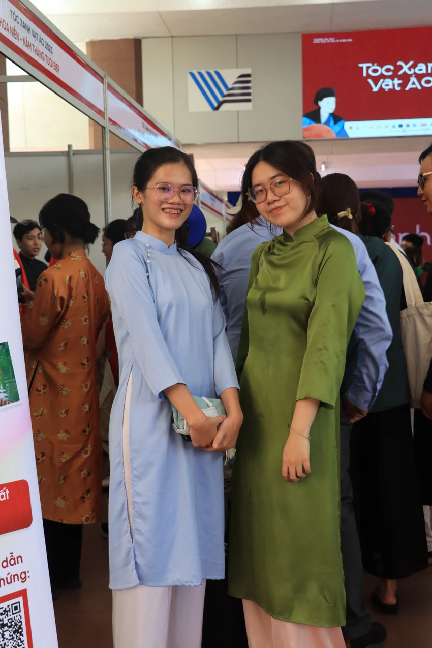 Hai bạn Nguyễn Thanh Trúc sinh viên Khoa Báo Chí truyền thông ĐH KHXH&NV và Bùi Dung Nguyên Ngọc khoa Marketing trường ĐH Kinh tế Tài Chính tại ngày hội. Hai bạn Nguyễn Thanh Trúc sinh viên Khoa Báo Chí truyền thông ĐH KHXH&NV và Bùi Dung Nguyên Ngọc khoa Marketing trường ĐH Kinh tế Tài Chính tại ngày hội.