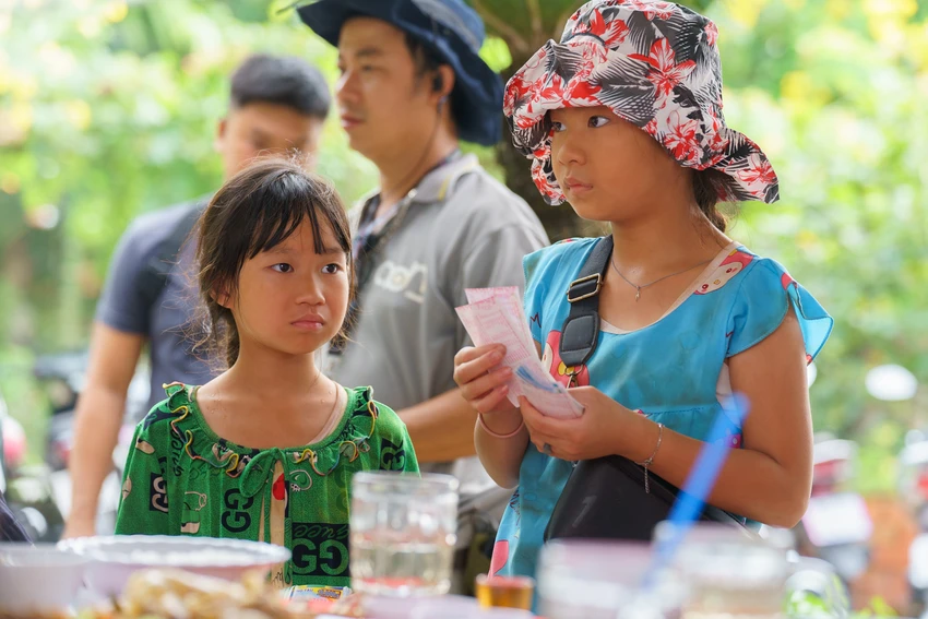 Hai con gái của Lý Hải trên phim trường. Ảnh: ĐPCC Hai con gái của Lý Hải trên phim trường. Ảnh: ĐPCC