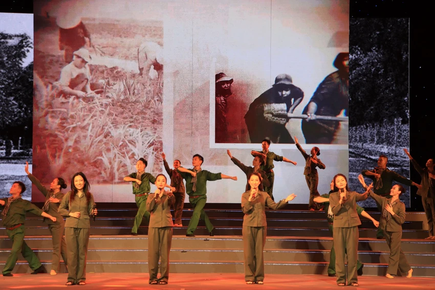 Tiết mục "Em ở nông trường em ra biên giới" và "Thành phố tình yêu và nỗi nhớ"