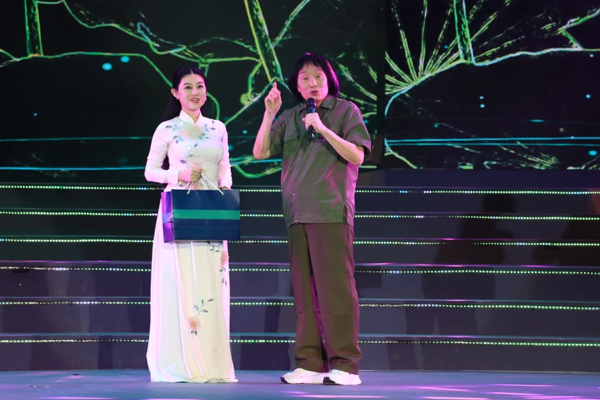 NSND Minh Vương và NSƯT Quế Trân trong bài tân cổ giao duyên Ngàn năm sen vẫn nở