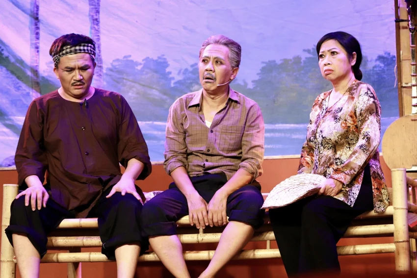 Đại Nghĩa, NSƯT Thành Lộc và nghệ sĩ Phi Phụng trong vở "Tía ơi má dìa". Ảnh: FBNV Đại Nghĩa, NSƯT Thành Lộc và nghệ sĩ Phi Phụng trong vở "Tía ơi má dìa". Ảnh: FBNV
