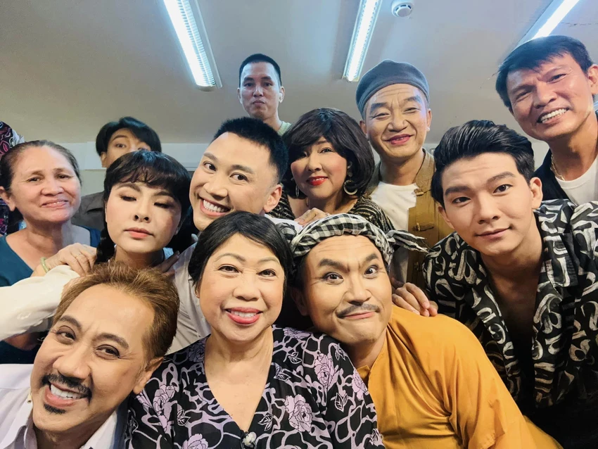 Ê-kíp Tía ơi má dìa sau khi kết thúc vở diễn. Ảnh: FBNV Ê-kíp Tía ơi má dìa sau khi kết thúc vở diễn. Ảnh: FBNV