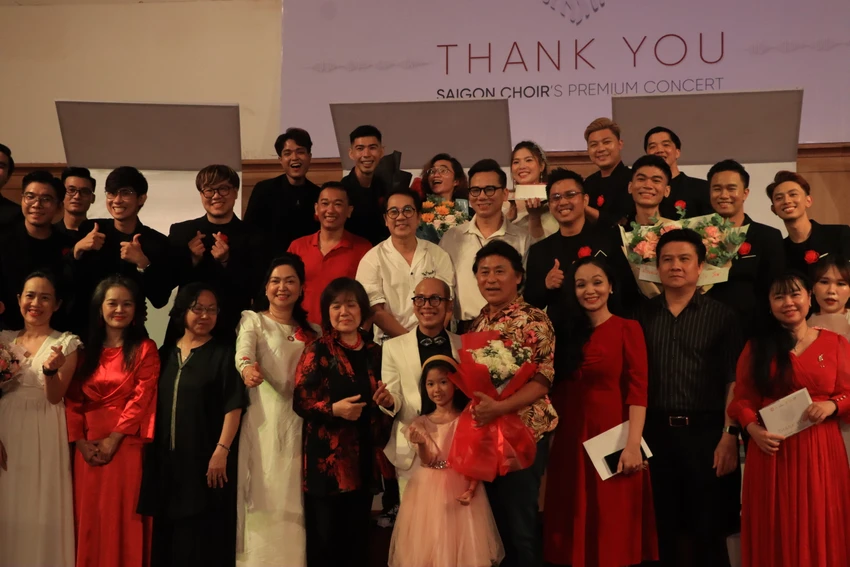 NSƯT Thành Lộc chụp hình cùng Saigon Choir. Ảnh: VĂN HÀ NSƯT Thành Lộc chụp hình cùng Saigon Choir. Ảnh: VĂN HÀ