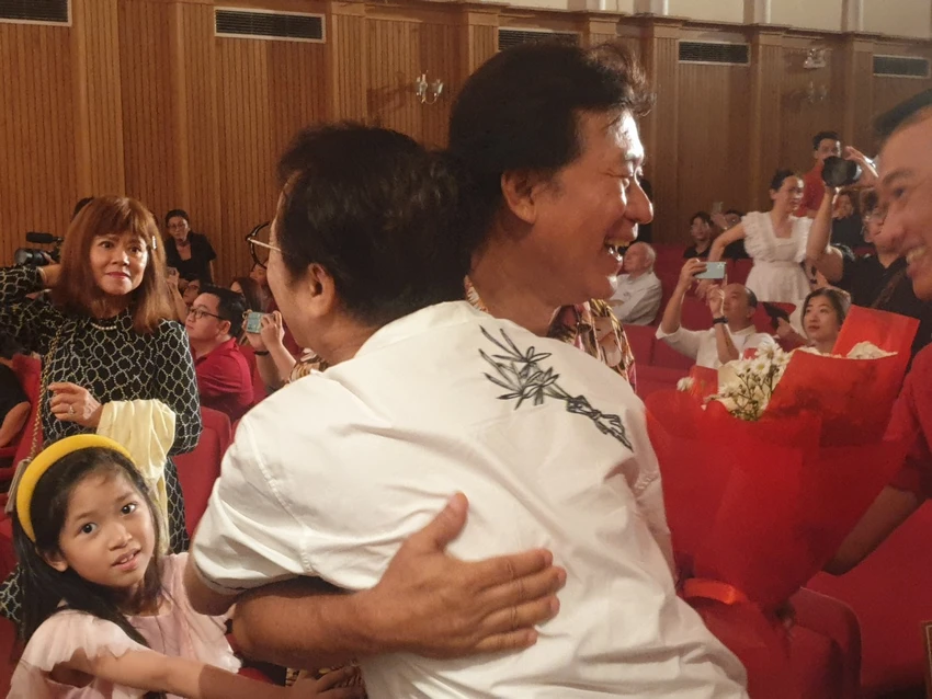 NSƯT Thành Lộc trao cái ôm chúc mừng cho NSND Tạ Minh Tâm. Ảnh: VĂN HÀ NSƯT Thành Lộc trao cái ôm chúc mừng cho NSND Tạ Minh Tâm. Ảnh: VĂN HÀ