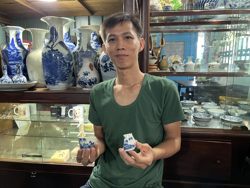 Anh Nguyễn Khắc Duy cùng với những cổ vật cần được phục chế. Ảnh: QUỐC HƯƠNG Anh Nguyễn Khắc Duy cùng với những cổ vật cần được phục chế. Ảnh: QUỐC HƯƠNG