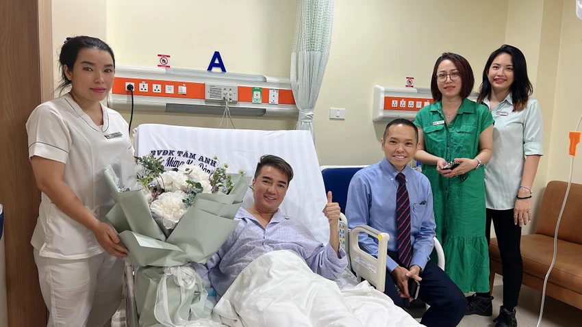 Đàm Vĩnh Hưng sau khi hoàn thành ca phẫu thuật. Ảnh: FBNV Đàm Vĩnh Hưng sau khi hoàn thành ca phẫu thuật. Ảnh: FBNV
