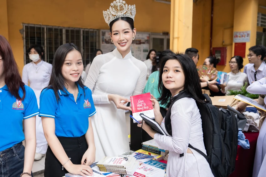 Hoa hậu Bảo Ngọc trong chuyến đi đến điểm trường đầu tiên của dự án. Ảnh: FBNV Hoa hậu Bảo Ngọc trong chuyến đi đến điểm trường đầu tiên của dự án. Ảnh: FBNV
