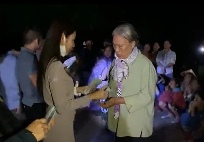 Buổi phát tiền gây tranh luận của Thủy Tiên tại Quảng Trị. Ảnh: Chụp màn hình Buổi phát tiền gây tranh luận của Thủy Tiên tại Quảng Trị. Ảnh: Chụp màn hình