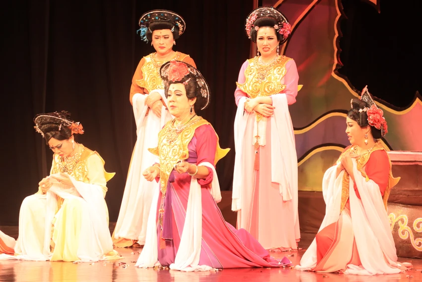 NSƯT Thành Lộc trong suất diễn cuối vở "12 bà mụ". Ảnh: VĂN HÀ NSƯT Thành Lộc trong suất diễn cuối vở "12 bà mụ". Ảnh: VĂN HÀ