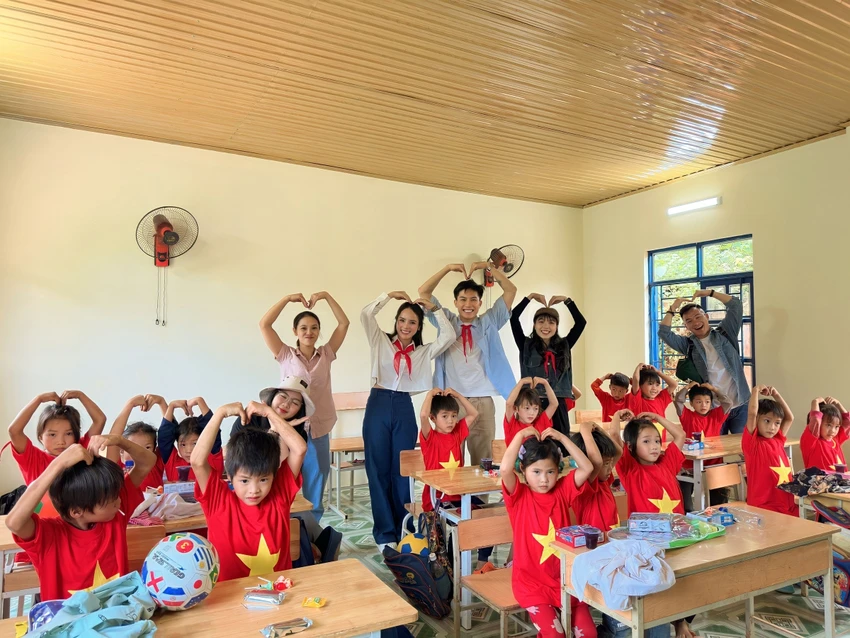 Anh Tú, Trà My hạnh phúc khi mang con chữ đến với trẻ em vùng cao. Anh Tú, Trà My hạnh phúc khi mang con chữ đến với trẻ em vùng cao.