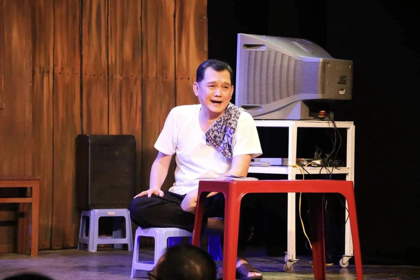 NSƯT Hữu Châu vào vai ông Sáu Sếu trong vở "Cưới vợ cho ai". Ảnh: FBNV NSƯT Hữu Châu vào vai ông Sáu Sếu trong vở "Cưới vợ cho ai". Ảnh: FBNV