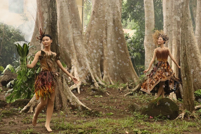 Những trang phục làm từ lá cây đại diện cho mùa thu