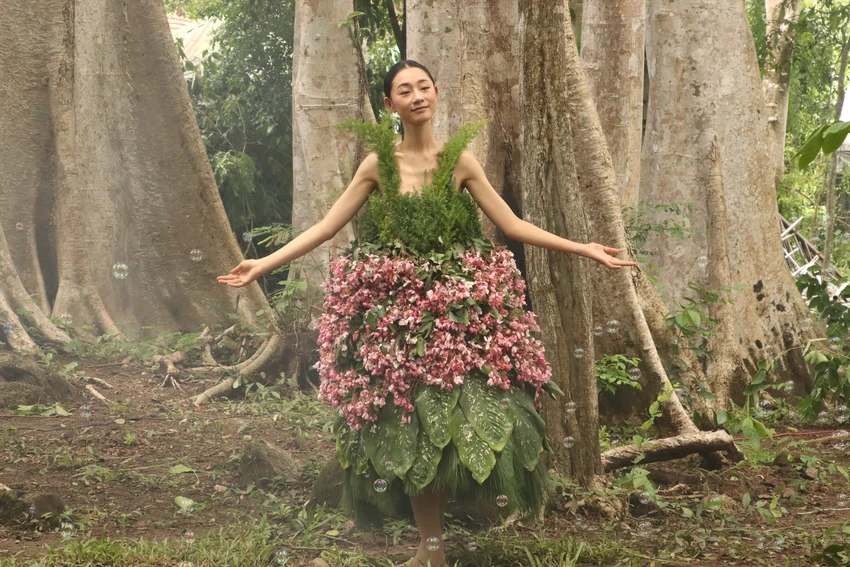 Trang phục được kết hợp bởi lá cây và hoa muồng đào đầy ấn tượng