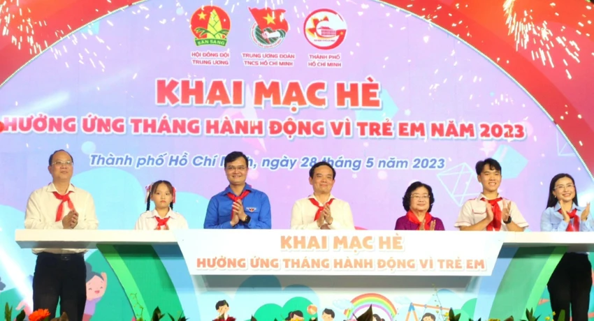 Các đại biểu thực hiện nghi thức khai mạc