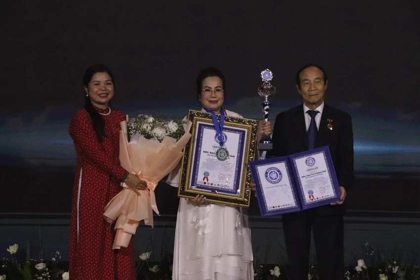 Ông Nguyễn Văn Viễn - viện trưởng Viện Sở hữu trí tuệ Việt Nam, phó chủ tịch Trung ương Hội Kỷ lục gia Việt Nam và bà Nguyễn Thị Quỳnh Ngọc - tổng thư ký Tổ chức Kỷ lục Việt Nam trao bằng Kỷ lục thế giới cho bà Ngô Thị Thanh Tâm (giữa) - Ảnh: HÀ NGUYỄN Ông Nguyễn Văn Viễn - viện trưởng Viện Sở hữu trí tuệ Việt Nam, phó chủ tịch Trung ương Hội Kỷ lục gia Việt Nam và bà Nguyễn Thị Quỳnh Ngọc - tổng thư ký Tổ chức Kỷ lục Việt Nam trao bằng Kỷ lục thế giới cho bà Ngô Thị Thanh Tâm (giữa) - Ảnh: HÀ NGUYỄN