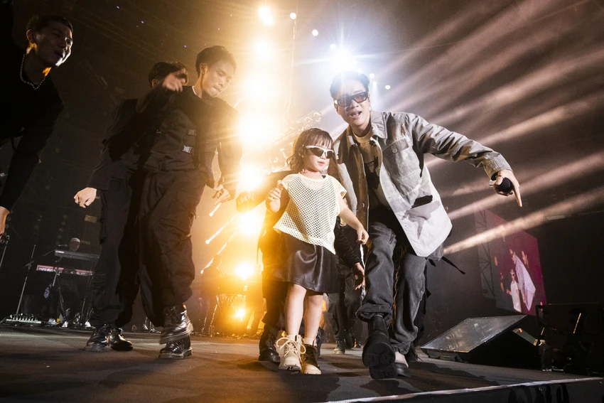 JustaTee cùng con gái CiCi trên sân khấu "Show của Đen". JustaTee cùng con gái CiCi trên sân khấu "Show của Đen".