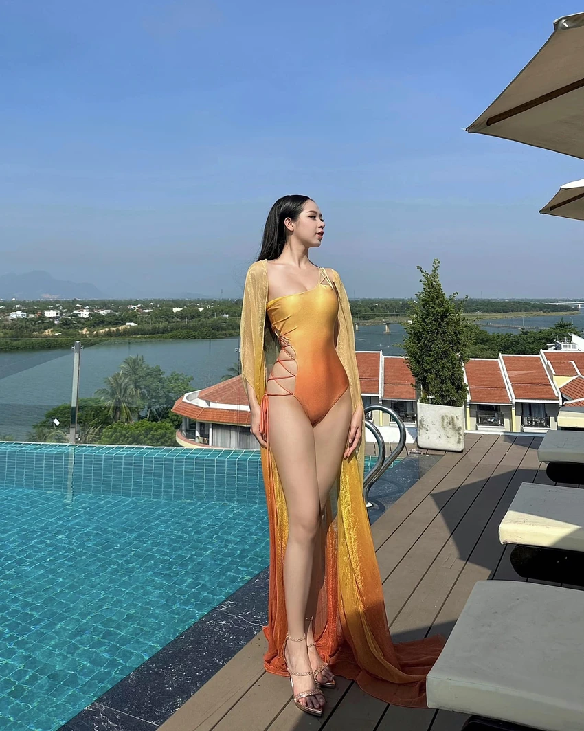 Hoa hậu Việt Nam 2022 khoe vóc dáng với áo tắm tông màu ombre nổi bật. Điểm nhấn của thiết kế là chi tiết cut-out táo bạo bên hông đi kèm áo choàng bay bổng. Với chiều cao 1,76 m và số đo 3 vòng 80-63-94 cm, người đẹp Đà Nẵng tự tin khoe vóc dáng khi mặc áo tắm.