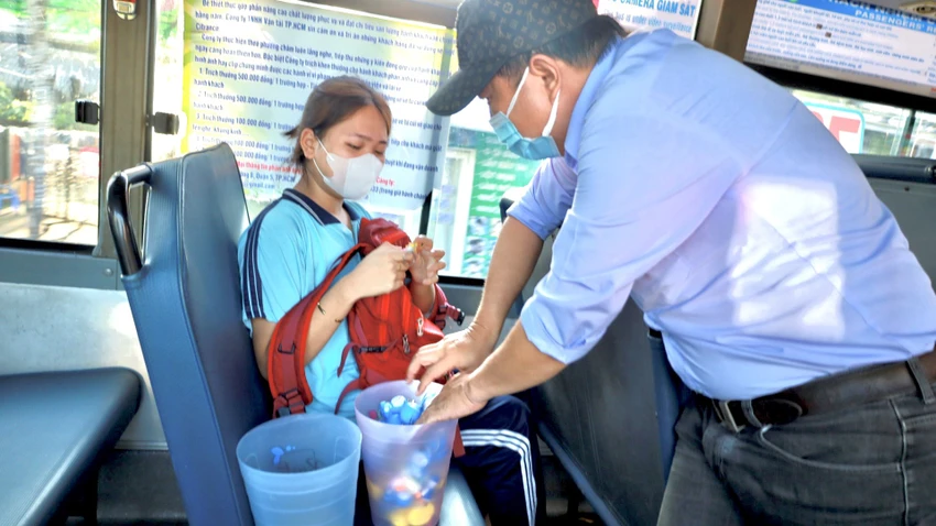 Những em học sinh đầu tiên trên chuyến xe buýt được anh tặng món quà niệm nhỏ. Em Nguyễn Thị Minh Nhiên (15 tuổi, ngụ huyện Nhà Bè) chia sẻ: “Em rất bất ngờ vì món quà của anh tài xế, đây là lần đầu tiên em được nhận quà trong ngày 1-6 khi đi xe buýt”. Những em học sinh đầu tiên trên chuyến xe buýt được anh tặng món quà niệm nhỏ. Em Nguyễn Thị Minh Nhiên (15 tuổi, ngụ huyện Nhà Bè) chia sẻ: “Em rất bất ngờ vì món quà của anh tài xế, đây là lần đầu tiên em được nhận quà trong ngày 1-6 khi đi xe buýt”.