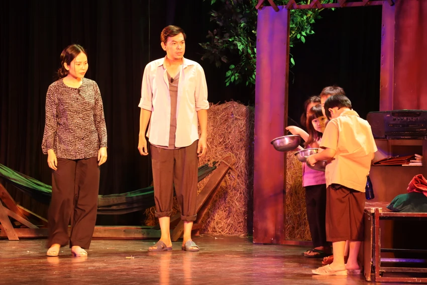 Những câu chuyện trong tuổi thơ được tái hiện trên sân khấu Những câu chuyện trong tuổi thơ được tái hiện trên sân khấu