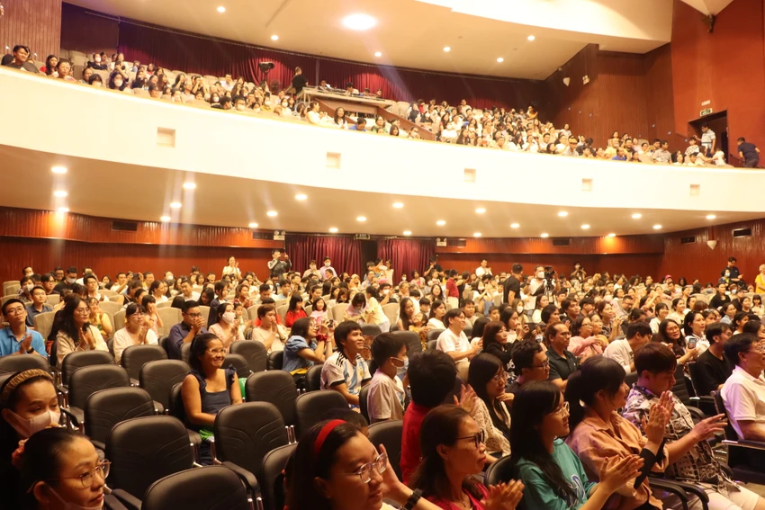 Vở diễn được đông đảo phụ huynh và thiếu nhi đón nhận Vở diễn được đông đảo phụ huynh và thiếu nhi đón nhận