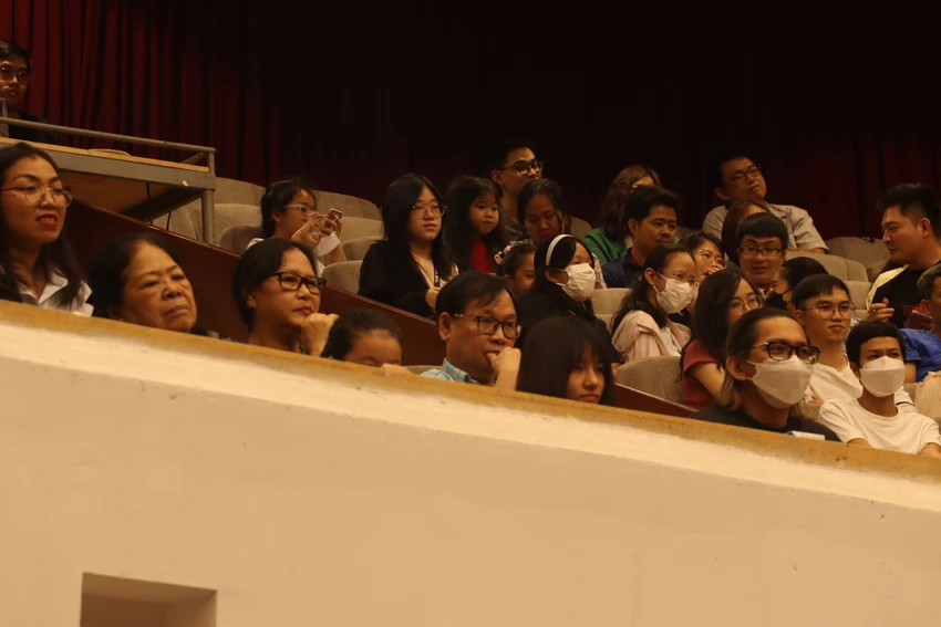 Nhà văn Nguyễn Nhật Ánh lặng lẽ theo dõi vở diễn Nhà văn Nguyễn Nhật Ánh lặng lẽ theo dõi vở diễn