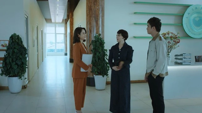 Lối suy nghĩ có phần cổ hủ của bà Lan khi chê nghề bán hàng online khiến nhiều khán giả bức xúc. Câu thoại của nhân vật cũng thiếu tinh tế, có phần "động chạm" đến nghề nghiệp của nhiều người. Lối suy nghĩ có phần cổ hủ của bà Lan khi chê nghề bán hàng online khiến nhiều khán giả bức xúc. Câu thoại của nhân vật cũng thiếu tinh tế, có phần "động chạm" đến nghề nghiệp của nhiều người.