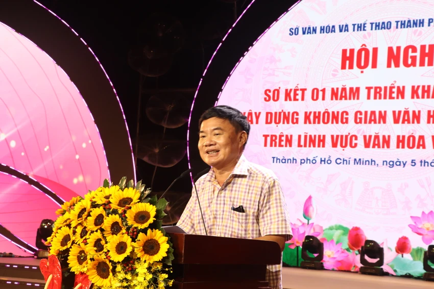 Nhà văn Bùi Anh Tấn, Phó Chủ tịch Liên hiệp các Hội Văn học nghệ thuật TP.HCM chia sẻ tại Hội nghị