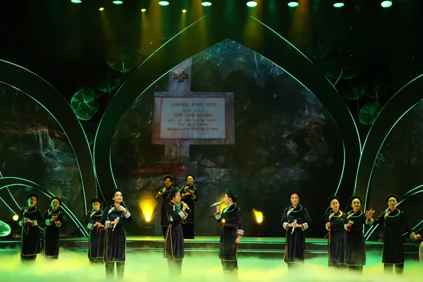 Duyên Huyền, Thanh Nguyên, Thùy Trinh, Cao Công Nghĩa thể hiện ca khúc "Tiếng hát giữa rừng Pắc Bó"
