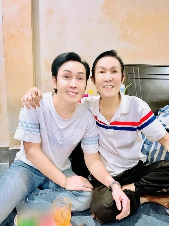 NSƯT Vũ Luân và cố NSƯT Vũ Linh lúc sinh thời. Ảnh: FBNV NSƯT Vũ Luân và cố NSƯT Vũ Linh lúc sinh thời. Ảnh: FBNV