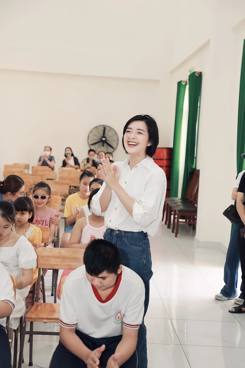 Cô nàng thường xuyên tham gia các hoạt động từ thiện, dự án cộng đồng Cô nàng thường xuyên tham gia các hoạt động từ thiện, dự án cộng đồng