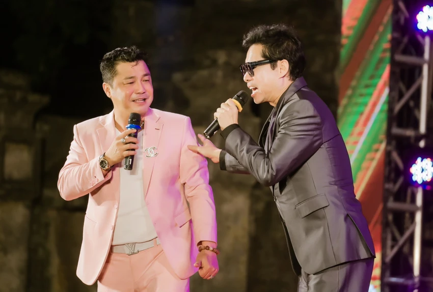 Ngọc Sơn và Lý Hùng song ca trong một đêm nhạc. Ngọc Sơn và Lý Hùng song ca trong một đêm nhạc.