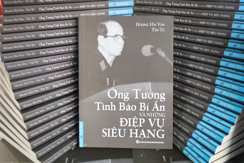 “Ông tướng tình báo bí ẩn và những điệp vụ siêu hạng” khái quát hành trình hoạt động cách mạng của nhà tình báo Ba Quốc trước và sau năm 1975. Chỉ trong thời gian ngắn sau khi ra mắt, cuốn sách nhận được sự quan tâm, tạo cơn sốt trên thị trường phát hành. Ảnh: QUỐC HƯƠNG “Ông tướng tình báo bí ẩn và những điệp vụ siêu hạng” khái quát hành trình hoạt động cách mạng của nhà tình báo Ba Quốc trước và sau năm 1975. Chỉ trong thời gian ngắn sau khi ra mắt, cuốn sách nhận được sự quan tâm, tạo cơn sốt trên thị trường phát hành. Ảnh: QUỐC HƯƠNG