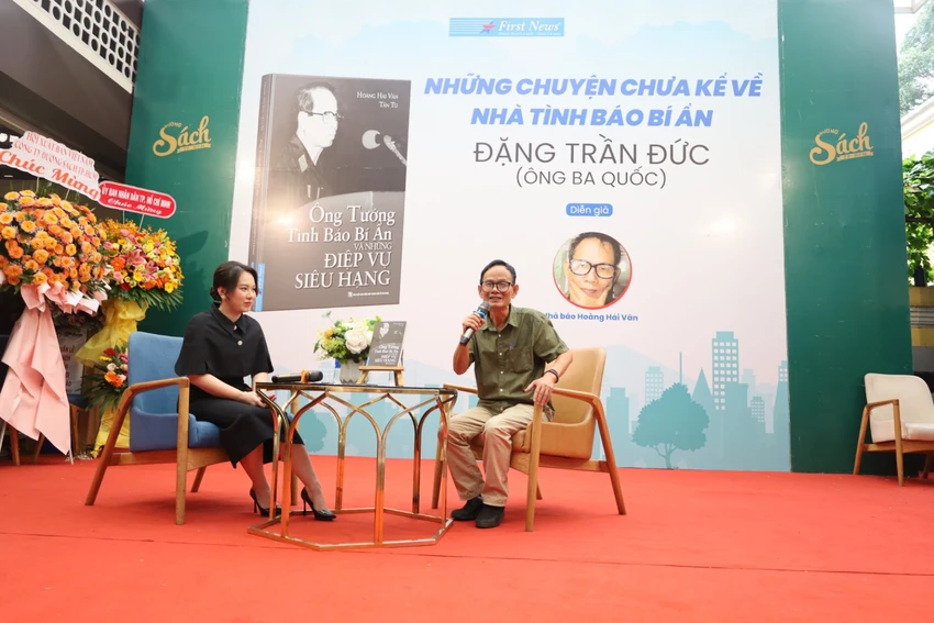 Tại buổi giao lưu “Những chuyện chưa kể về nhà tình báo bí ẩn Đặng Trần Đức (Ba Quốc)”, độc giả có dịp tìm hiểu những khó khăn trong quá trình phục dựng chân dung nhân vật Ba Quốc. Tại buổi giao lưu “Những chuyện chưa kể về nhà tình báo bí ẩn Đặng Trần Đức (Ba Quốc)”, độc giả có dịp tìm hiểu những khó khăn trong quá trình phục dựng chân dung nhân vật Ba Quốc.