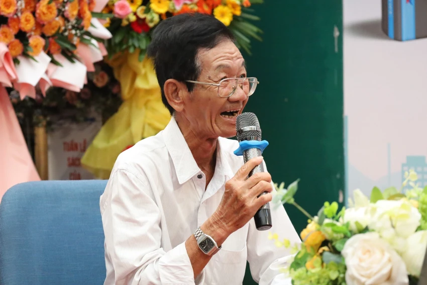 Bạn đọc đặt câu hỏi với diễn giả. Ảnh: QUỐC HƯƠNG. Bạn đọc đặt câu hỏi với diễn giả. Ảnh: QUỐC HƯƠNG.