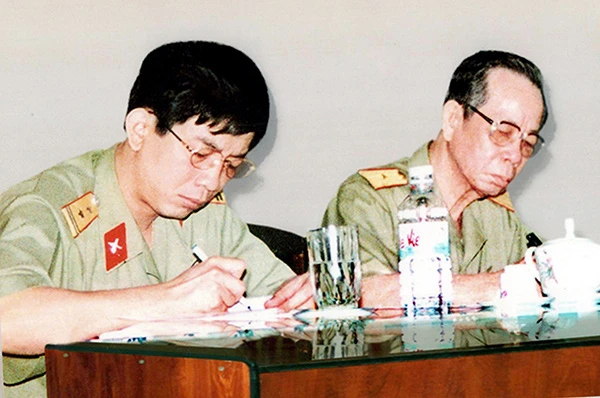 Nhà tình báo Ba Quốc (bên phải) và thượng tướng Nguyễn Chí Vịnh. Ảnh: TL Nhà tình báo Ba Quốc (bên phải) và thượng tướng Nguyễn Chí Vịnh. Ảnh: TL
