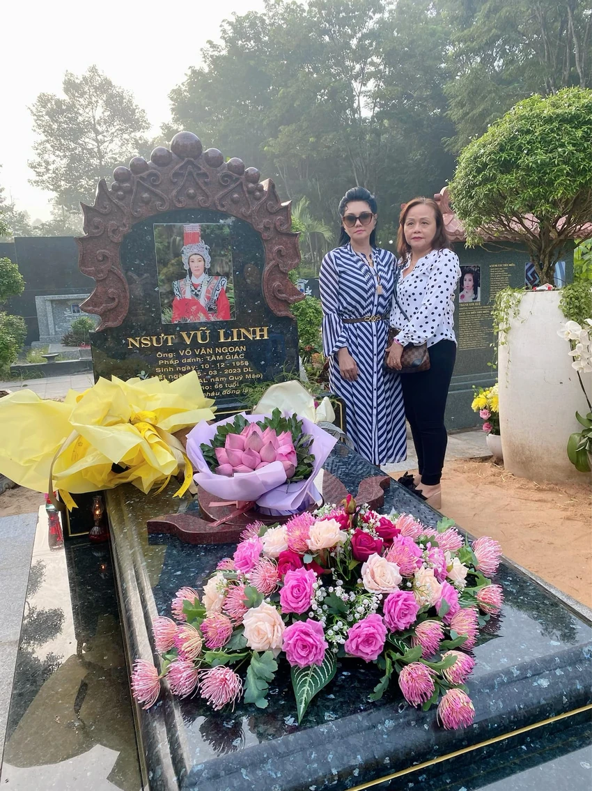 NSƯT Ngọc Huyền đến thăm mộ "người tình sân khấu" Vũ Linh". Ảnh: FBNV NSƯT Ngọc Huyền đến thăm mộ "người tình sân khấu" Vũ Linh". Ảnh: FBNV