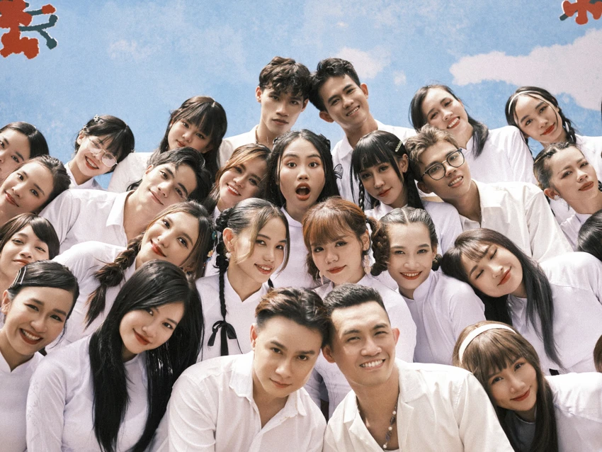Phương Mỹ Chi mang văn học Việt Nam cùng 200 sinh viên các trường vào MV “Đẩy xe bò”. Ảnh: NSCC