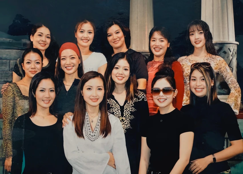 Theo đó, hàng trên có sự góp mặt của nghệ sĩ Minh Phương, Hoa Thúy, Ngọc Bích, Tú Oanh, Vân Dung. Hàng giữa gồm Như Trang, Lê Khanh, Ngọc Huyền. Hàng dưới là Nguyệt Hằng, Khánh Huyền, Bích Ngọc và Thùy Dung. Theo đó, hàng trên có sự góp mặt của nghệ sĩ Minh Phương, Hoa Thúy, Ngọc Bích, Tú Oanh, Vân Dung. Hàng giữa gồm Như Trang, Lê Khanh, Ngọc Huyền. Hàng dưới là Nguyệt Hằng, Khánh Huyền, Bích Ngọc và Thùy Dung.