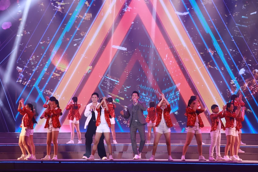 Nguyễn Phi Hùng cùng rapper Bảo Kun sôi động với ca khúc Hồ Chí Minh thành phố tôi yêu Nguyễn Phi Hùng cùng rapper Bảo Kun sôi động với ca khúc Hồ Chí Minh thành phố tôi yêu