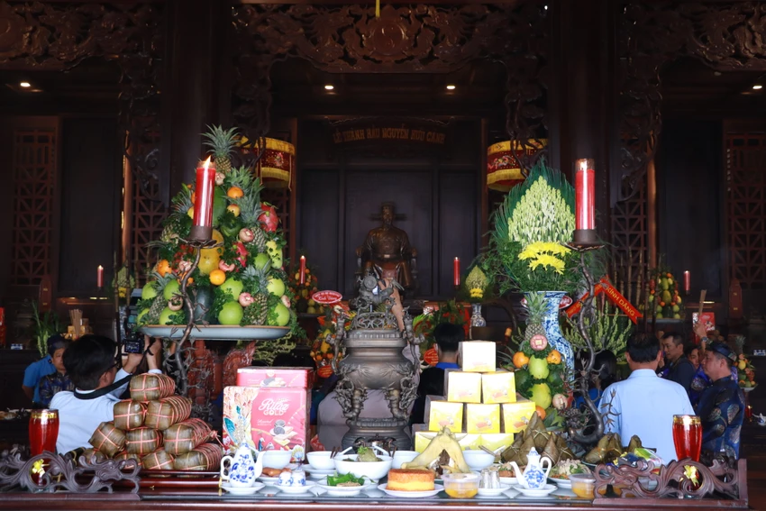 Bên trong đền thờ Đức Lễ Thành hầu Nguyễn Hữu Cảnh Bên trong đền thờ Đức Lễ Thành hầu Nguyễn Hữu Cảnh