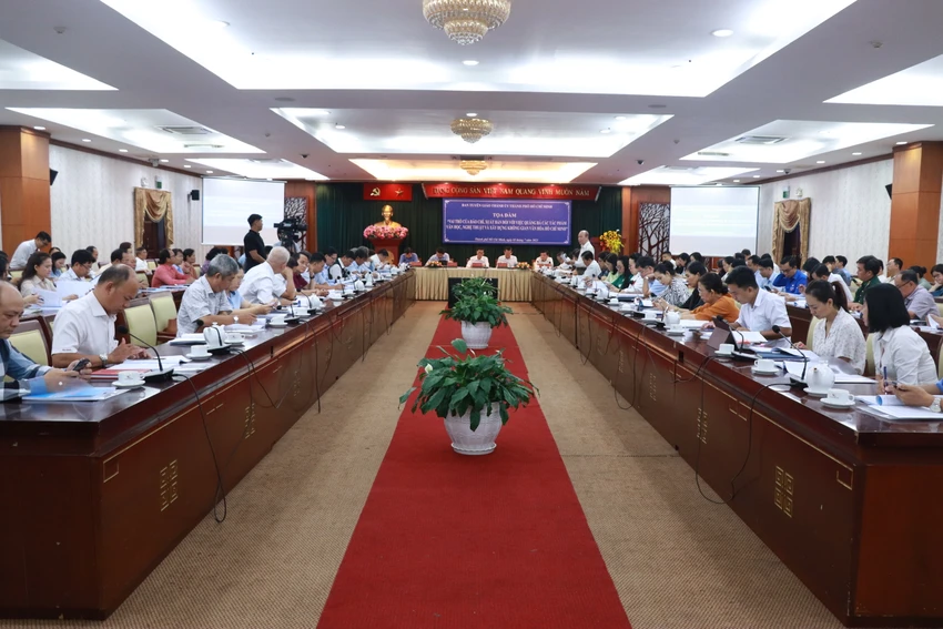 Toàn cảnh buổi tọa đàm. Ảnh: VĂN HÀ Toàn cảnh buổi tọa đàm. Ảnh: VĂN HÀ